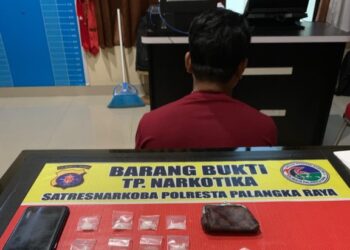 K (34) dan barang bukti sabu.
