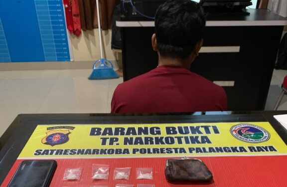 K (34) dan barang bukti sabu.