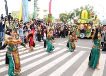 Penampilan peserta asal Kabupaten Barito Utara yang mengikuti Karnaval Budaya FBIM 2026, Minggu (17/5/2026).