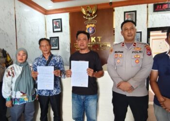 Kapolsek Dusun Timur IPDA Sulkhan Sururi, bersama kedua Warga Desa Tampu Langit, yang melakukan klarifikasi lantaran diduga gunakan SKCK Palsu, Kamis (21/5/2026). (Ist)