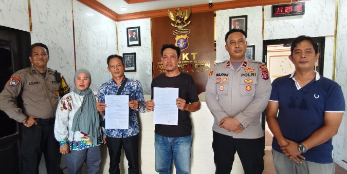 Kapolsek Dusun Timur IPDA Sulkhan Sururi, bersama kedua Warga Desa Tampu Langit, yang melakukan klarifikasi lantaran diduga gunakan SKCK Palsu, Kamis (21/5/2026). (Ist)