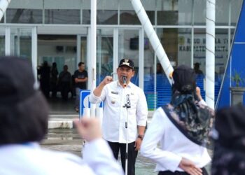 Bupati Barito Utara, H. Shalahuddin memimpin apel di RSUD Muara Teweh, Rabu (20/5/2026).