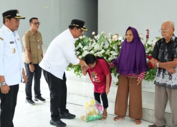 Bupati Barito Utara, H. Shalahuddin menyerahkan bantuan GPM, Rabu (20/5/2026).