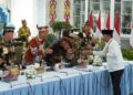 Bupati Barito Utara, H. Shalahuddin berjabat tangan dengan Gubernur Kalteng Agustiar Sabran dalam RUPS Bank Kalteng, Jumat (22/5/2026).