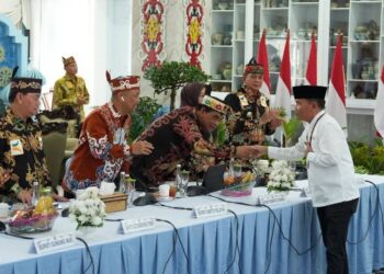 Bupati Barito Utara, H. Shalahuddin berjabat tangan dengan Gubernur Kalteng Agustiar Sabran dalam RUPS Bank Kalteng, Jumat (22/5/2026).