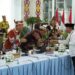 Bupati Barito Utara, H. Shalahuddin berjabat tangan dengan Gubernur Kalteng Agustiar Sabran dalam RUPS Bank Kalteng, Jumat (22/5/2026).