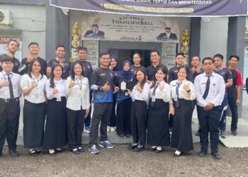 Kepala Rutan Tamiang Layang Agung Novarianto, beserta jajaran memberikan plangkat sebagai kenangan dan bentuk apresiasi, Sabtu (23/5/2026).