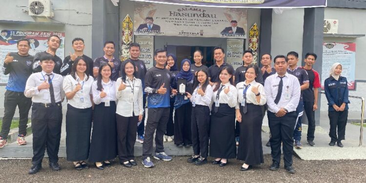 Kepala Rutan Tamiang Layang Agung Novarianto, beserta jajaran memberikan plangkat sebagai kenangan dan bentuk apresiasi, Sabtu (23/5/2026).