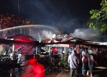 Pemadaman api yang dilakukan tim gabungan atas kebakaran Coffee Shop Jalan Kutilang, Sabtu (23/5/2026). (Ist)