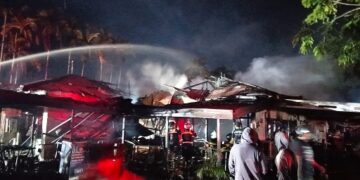 Pemadaman api yang dilakukan tim gabungan atas kebakaran Coffee Shop Jalan Kutilang, Sabtu (23/5/2026). (Ist)