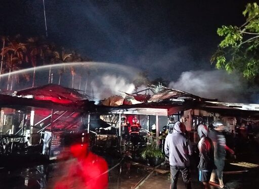 Pemadaman api yang dilakukan tim gabungan atas kebakaran Coffee Shop Jalan Kutilang, Sabtu (23/5/2026). (Ist)