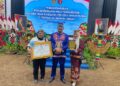Kepala Desa Bagok Risa Ramayanti, berpose dengan Bupati Bartim M. Yamin, usai menerima piagam penghargaan, Sabtu (23/5/2026). (Ist)