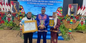 Kepala Desa Bagok Risa Ramayanti, berpose dengan Bupati Bartim M. Yamin, usai menerima piagam penghargaan, Sabtu (23/5/2026). (Ist)