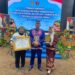 Kepala Desa Bagok Risa Ramayanti, berpose dengan Bupati Bartim M. Yamin, usai menerima piagam penghargaan, Sabtu (23/5/2026). (Ist)