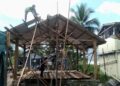 Gotong royong pelaksanaan bedah rumah yang dilaksanakan di rumah Warga Ampah, Jamil, Sabtu (23/5/2026).