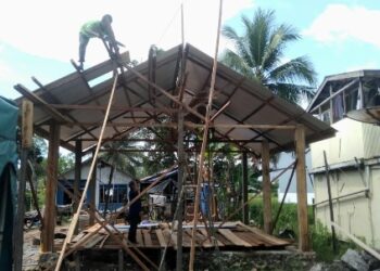Gotong royong pelaksanaan bedah rumah yang dilaksanakan di rumah Warga Ampah, Jamil, Sabtu (23/5/2026).