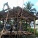Gotong royong pelaksanaan bedah rumah yang dilaksanakan di rumah Warga Ampah, Jamil, Sabtu (23/5/2026).