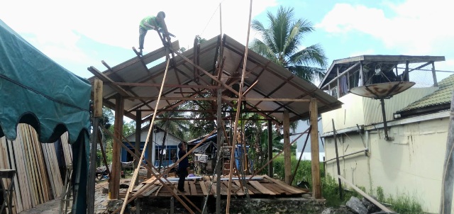 Gotong royong pelaksanaan bedah rumah yang dilaksanakan di rumah Warga Ampah, Jamil, Sabtu (23/5/2026).