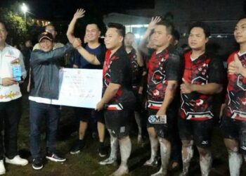 Ketua Komisi II DPRD Murung Raya Bebie (paling kanan), yang berpose bersama juara tim sepak sawut di FBIM 2026.