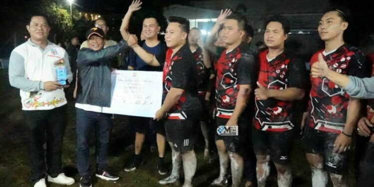 Ketua Komisi II DPRD Murung Raya Bebie (paling kanan), yang berpose bersama juara tim sepak sawut di FBIM 2026.
