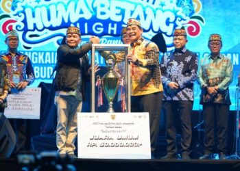 Bupati Barito Utara H. Shalahuddin, menerima trophy yang diserahkan langsung oleh Gunernur Kalteng Agustiar Sabran, dalam malam penutupan FBIM 2026 di Palangka Raya, Sabtu (23/5/2026).