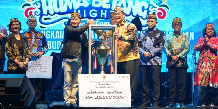 Bupati Barito Utara H. Shalahuddin, menerima trophy yang diserahkan langsung oleh Gunernur Kalteng Agustiar Sabran, dalam malam penutupan FBIM 2026 di Palangka Raya, Sabtu (23/5/2026).