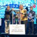 Bupati Barito Utara H. Shalahuddin, menerima trophy yang diserahkan langsung oleh Gunernur Kalteng Agustiar Sabran, dalam malam penutupan FBIM 2026 di Palangka Raya, Sabtu (23/5/2026).