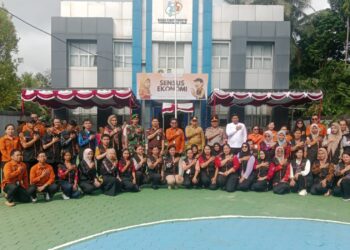 Bupati Barito Timur M. Yamin, berpose dengan para petugas BPS usai Apel Siaga Sensus Ekonomi, Senin (25/5/2026).