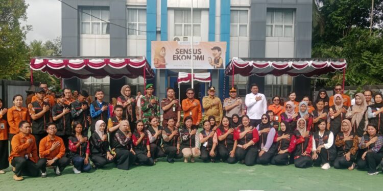 Bupati Barito Timur M. Yamin, berpose dengan para petugas BPS usai Apel Siaga Sensus Ekonomi, Senin (25/5/2026).