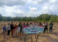 Jajaran Polsek Dusun Timur dan petani usai melakukan penanaman, Senin (25/5/2026).