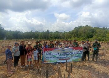 Jajaran Polsek Dusun Timur dan petani usai melakukan penanaman, Senin (25/5/2026).