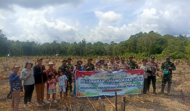Jajaran Polsek Dusun Timur dan petani usai melakukan penanaman, Senin (25/5/2026).