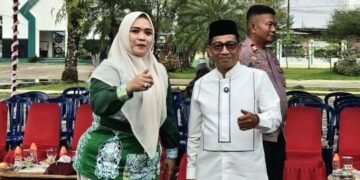 Wakil Ketua I DPRD Murung Raya, Dina Maulidah, bersama Bupati Heriyus, usai penyerahan hewan ternak kurban untuk masyarakat, Senin (25/5/2026).