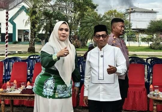 Wakil Ketua I DPRD Murung Raya, Dina Maulidah, bersama Bupati Heriyus, usai penyerahan hewan ternak kurban untuk masyarakat, Senin (25/5/2026).