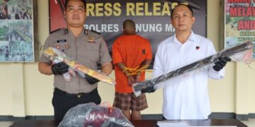 Kasat Reskrim Polres Gunung Mas, AKP Agung Wijaya Kusuma, didampingi PS Kasihumas IPDA Abner, saat konferensi pers dipimpin langsung oleh di halaman Mapolres setempat, Senin (25/5/2026). (Ist)