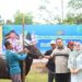 Kapolres Bartim AKBP Eddy Santoso, bersama keluarga menyerahlan sapi kurban ke panitia penyembelihan, Rabu (27/5/2026).
