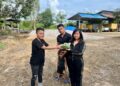 Anggota DPRD Barito Timur, Winda Sari (jaket hitam) menyerahkan daging kurban, Rabu (27/5/2026).