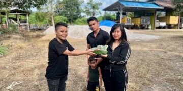 Anggota DPRD Barito Timur, Winda Sari (jaket hitam) menyerahkan daging kurban, Rabu (27/5/2026).