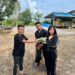 Anggota DPRD Barito Timur, Winda Sari (jaket hitam) menyerahkan daging kurban, Rabu (27/5/2026).