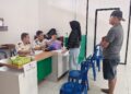 Petugas rutan memeriksa barang bawaan pengunjung, Kamis (28/5/2026).