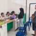 Petugas rutan memeriksa barang bawaan pengunjung, Kamis (28/5/2026).