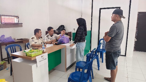 Petugas rutan memeriksa barang bawaan pengunjung, Kamis (28/5/2026).