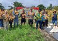 Kapolsek Pematang Karau, IPDA Riardo Hutahean, bersama BPP dan petani panen jagung, Jumat (29/5/2026).