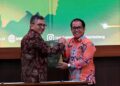 Sekda Bartim Misnohartaku, menerima dokumen Opini WTP LKPD Tahun 2025 yang diserahkan langsung oleh Kepala BPK RI Perwakilan Kalimantan Tengah, Dodik Achmad Akbar, Jumat (29/5/2026). (Ist)