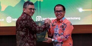 Sekda Bartim Misnohartaku, menerima dokumen Opini WTP LKPD Tahun 2025 yang diserahkan langsung oleh Kepala BPK RI Perwakilan Kalimantan Tengah, Dodik Achmad Akbar, Jumat (29/5/2026). (Ist)