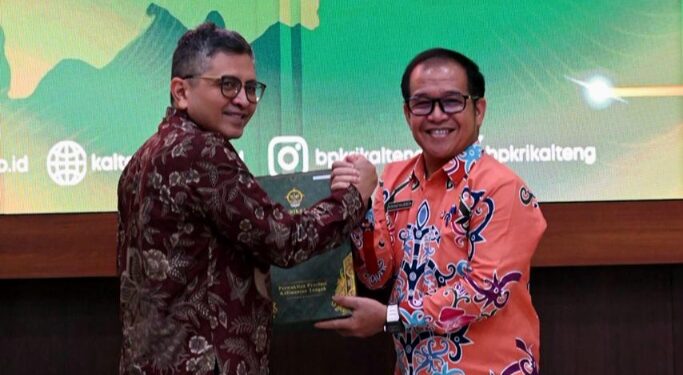 Sekda Bartim Misnohartaku, menerima dokumen Opini WTP LKPD Tahun 2025 yang diserahkan langsung oleh Kepala BPK RI Perwakilan Kalimantan Tengah, Dodik Achmad Akbar, Jumat (29/5/2026). (Ist)