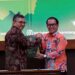 Sekda Bartim Misnohartaku, menerima dokumen Opini WTP LKPD Tahun 2025 yang diserahkan langsung oleh Kepala BPK RI Perwakilan Kalimantan Tengah, Dodik Achmad Akbar, Jumat (29/5/2026). (Ist)