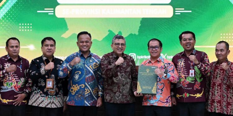 Ketua DPRD Barito Timur, Nursulitio (tiga dari kanan) menghadiri penerimaan Opini WTP LHP BPK RI Perwakilan Provinsi Kalimantan Tengah, di Palangka Raya, Jumat (28/5/2026).