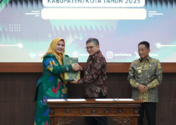 Wakil Ketua I DPRD Murung Raya, Dina Maulidah, mendampingi Bupati Murung Raya, Heriyus, menerima dokumen LHP LKPD 2025 dari BPK RI di Palangka Raya, Jumat (29/5/2026).