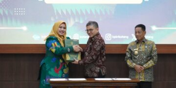 Wakil Ketua I DPRD Murung Raya, Dina Maulidah, mendampingi Bupati Murung Raya, Heriyus, menerima dokumen LHP LKPD 2025 dari BPK RI di Palangka Raya, Jumat (29/5/2026).